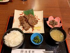 仙台駅に到着、まずは腹ごしらえしてからホテルに荷物を預けます。
遅い昼食は「こちら丸特漁業部　仙台駅東口店」さんで仙台名物のタン焼きをいただきます。