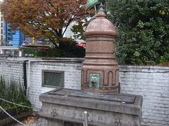 JR新宿駅東口駅前広場の「馬水槽」（１９Cのイギリス式の水槽で、明治３９年に東京市役所に設置され、都庁の移転につき、昭和３９年にここに移されました。馬は上で水を飲み、下は犬・猫の水飲み場です。後ろに人用の水飲み場があります。）後ろの広場はみんなの泉です。