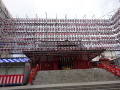 花園神社（１５９０年前に吉野山より勧請され、新宿の総鎮守です。昭和４０年に再建された拝殿です。酉の市が１１月２１日に行われ、まだ、飾り付けの提灯が残っています。）
