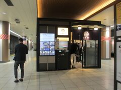 6：05　小諸そば　で朝食

東武伊勢崎線の１階ホームに有る。

開いてるお店がこちらだけだったので大変混雑していた。