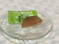 スライス柿羊羹は、食べやすいサイズに1枚ずつスライスしてあります。
トロリとした甘味、濃密な味わいが堪らない逸品です。
　