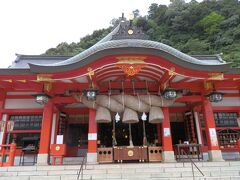 　観光リフトを下り、中国自然歩道沿いに「太鼓谷稲成神社（たいこだにいなり）があります。日本五大稲荷の一つです。日本で唯一「稲成」と表記され、願望成就の願いが込められています。参道に連なる朱の鳥居が壮麗です。