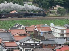 　もくもくと煙をたなびかせ走る蒸気機関車は、新山口と津和野を結ぶSL「やまぐち」号です。