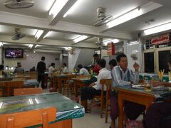 王宮まで散歩してからレインボーで晩ご飯です。
ここは生ビールが飲めます。