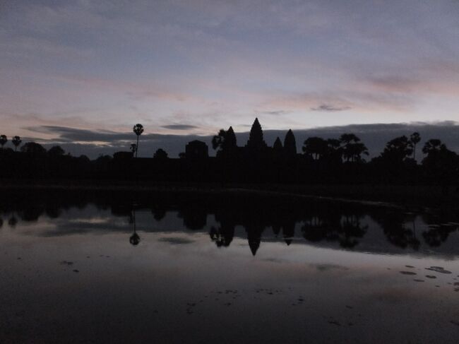 朝の5時にホテルにバンで迎えに来てもらう。<br />ガイドはKOMUROさん。日本語とても上手。<br />スマホの使い方もとても上手。<br />ライトの使い方。写真の撮り方等いろいろ習いました。<br />ごめんなさい。ドライバーさんの名前は忘れました。<br /><br />本日の日の出は6:22なのでまだ真っ暗です。<br />アンコールワットの遺跡チケット3日券は購入してあることを伝えて、<br />すぐにアンコールワットに向かう。<br />ホテルから20分で到着。<br />遺跡チケット2日目にパンチをいれてもらう。<br />アンコールワットの遺跡が一番チェックが厳しい。