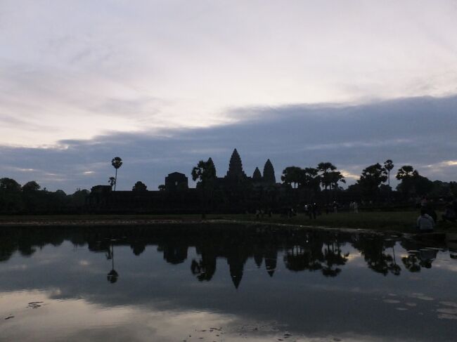 ワットに向かって左側の聖池の前がベストスポット<br />１番前に回り込んで座って日の出を待つ。<br />池に映る逆さアンコールワットのシルエットも一緒に撮影できるベストスポット