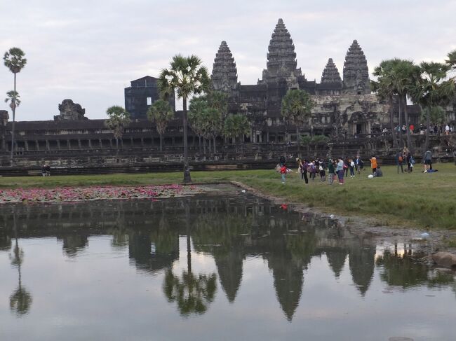 大分明るくなってきてきれいに逆さアンコールワットが見えますね。