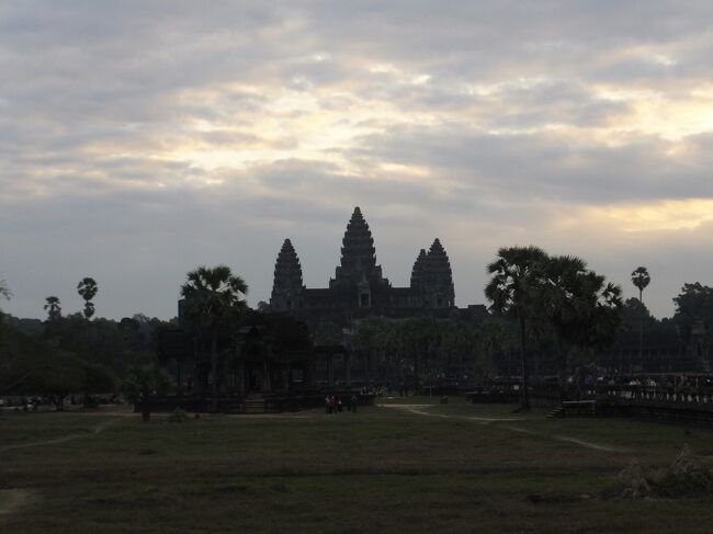 参道のナーガ近くまで来ると<br />朝日が昇り、雲の隙間からアンコールワットを照らす。