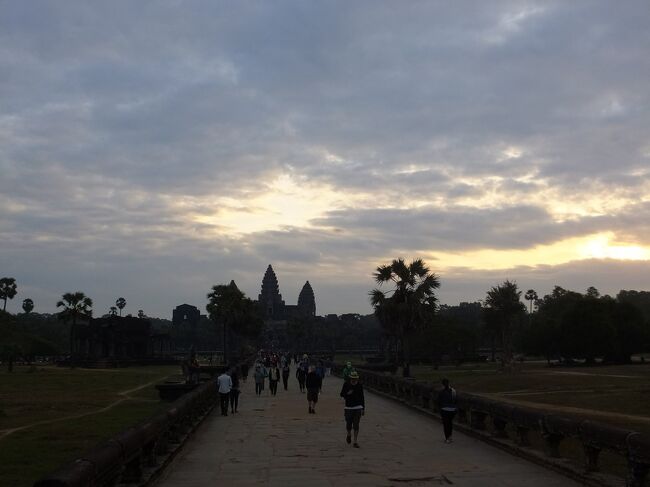 参道がだんだん明るくなってきます。<br />雲の隙間から朝日が顔を覗かせ、アンコールワットを照らす。