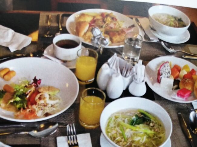 ホテルへ帰って朝食<br />おなか空いた。<br />たっぷり食べましょう。<br />やはり、温かい麺は美味しいです。<br /><br />午前の観光に出かける前にホテルで少し休憩。<br />専用車プランは自由になるのでグーですね。