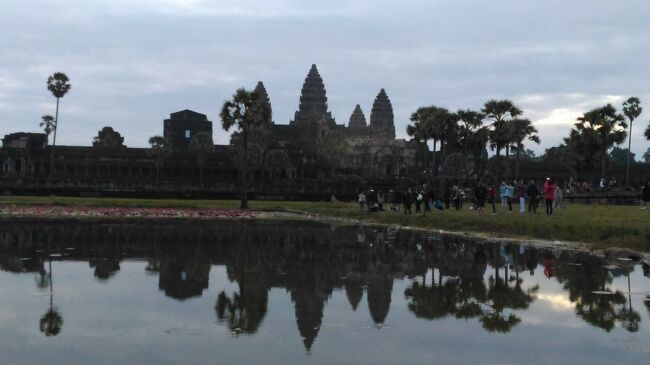 ワットの右側の方が徐々に明るくなってきました。<br />冬至に近いのでワットの右側から朝日が昇ります。<br /><br />春分、秋分の日頃には中央祠堂の真上に朝日を拝むことができるので<br />すごい観光客だそうです。<br />特に乾期の３月20日頃がピークだそうです。<br /><br />