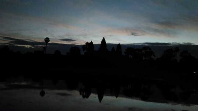 途中でガイドさんと集合場所を確認して、2人でアンコールワットの聖池へ<br />スマホのライトに頼っていたが、5時30分でも多くの人が訪れていて、<br />ちゃっかり他の人の懐中電灯を頼りにベストスポットに到着