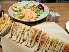 ヒルトン東京
バー＆ラウンジZATTA
https://tokyo.hiltonjapan.co.jp/restaurants/zatta
味：100点
サービス：90点/店員さーん、ドコ？
雰囲気：80点/エレベーターホールに面してちょっと落ち着かない
ボリューム：100点＋＋/コスパ良し

この日は西新宿に用がありC-19の流行してから仕事以外では久しぶりのお出掛け。
数年前まで近くに住んでいたこともありこのエリアは慣れ親しんだお散歩コース。
でも今は交通量と人流が減ってまるでゴーストタウン。

このあたりの飲食店はほとんど休業していたのでホテルのレストランに行くことにしました。
マーブルラウンジとチェッカーズ（閉店）しか利用した事がなかったけど、今回は初めてZATTAを利用。
ホテルランチと言えばクラブハウスサンド！それとスモークサーモンサラダを注文。
内容充分、ボリュームたっぷりで大満足。