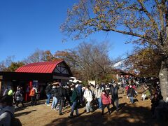 高尾山　山頂到着（１３：４２）

人出は多いが例年並みか。

