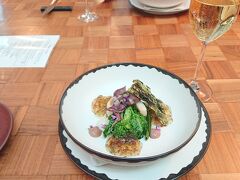 アンダーズ東京
The Tavern Grill ＆Lounge
https://www.andaztokyo.jp/restaurants/jp/thetavern-grill-lounge/?gclid=CjwKCAiAhreNBhAYEiwAFGGKPOa3-6_EAbFdkuNFgdFKHVRGxwLVVAWzeQOIVoS_S4ULUlZIFhDKohoC_mcQAvD_BwE&gclsrc=aw.ds
味：100点＋＋/どれを食べても美味しい！
サービス：70点/ビールもコーヒーもこぼしちゃったよ・・・
雰囲気：100点
ボリューム：満点！

前菜、スープ、メイン、デザートのスタンダードなコース料理。
全体的に量が多めでちょっと見たことない食材を使っていたりして面白い！