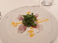 東京ステーションホテル
Enoteca NORIO
https://www.tokyostationhotel.jp/restaurants/enotecanorio/
味：80点（デザートを除く）/ホテルレストランじゃないから・・・
サービス：50点/ホテルレストランじゃないから・・・
雰囲気：30点/ホテルレストランじゃないから・・・
デザート:0点/うーん・・・・

ホテルレストランで検索したら出てきたので、ホテル内なのかと思ったらステーションホテルのレストラン街にある1軒でした。
普通のレストラン。
にしては雰囲気と内容からすると若干の割高感は否めない。

前菜のカルパッチョは爽やかで美味しゅうございました。