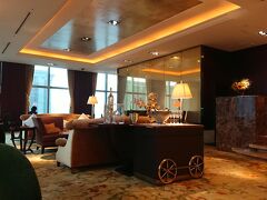 シャングリラ東京
The Lobby Lounge
http://www.shangri-la.com/jp/tokyo/shangrila/dining/bars-lounges/lobby-lounge/
味：100点
サービス：100点
雰囲気：100点
リッチ度：MAX

ランチではなくディナーでもない中途半端な時間に小腹を満たすために行ったシャングリラホテルのロビーラウンジ。
前々からレストランに行く横目で見ていたけど、実際に来るのは初めて。

