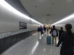 7:35。
成田空港に着きました。

国内線に乗るのは初めてなので、こんな通路があるとは驚きです。