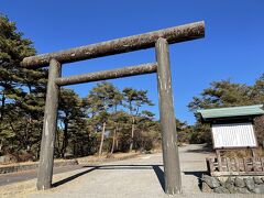 駐車場すぐ近くの鳥居です。