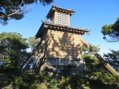 14:13
海岸線を走り燈明堂に来ました。江戸時代末期、開港の条件で建てられた灯台の原型。油を燃やして光っていたらしい。