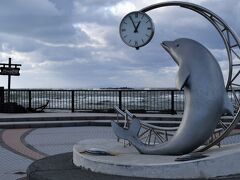 宗谷岬から途中、稚内市内を抜けて、ノシャップ岬にやってきました。イルカのモニュメントがお出迎え。打ち寄せる波の音と吹き寄せる風の音がただただ聞こえます。北の海を実感。