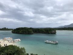 その後、石垣島で外せないスポット・川平湾へ。あいにく曇りでしたが、それでもさすがの綺麗さ。