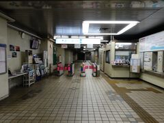 折り返して東成田駅で下車します。地下ホーム・コンコースなのですが薄暗くて不気味です。