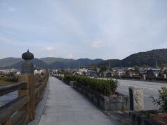 伊藤久右衛門で昼飯を食べた後は宇治橋に寄りました。宇治橋とは日本三古橋の一つに数えられ、大化2年（646）に奈良元興寺の僧道登によって架けられたと言われています。現在の橋は1996年3月に架け替えられで、桧造りの高欄、青銅製の擬宝珠を冠した伝統的な形状になっています。（京都宇治観光マップ参照）宇治橋は古今和歌集や紫式部の源氏物語の舞台になっています。 また、能の「鉄輪」で登場する橋姫伝説でも有名であります。（Wikipedia参照）
