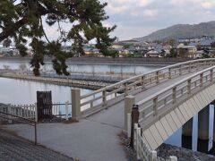 平等院鳳凰堂の後は京都府立宇治公園に向かいました。写真は京都府立宇治公園に繋がる橘橋です。