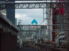 大阪駅に到着。向こうに大ぴちょんくんが見えます。
通常の大ぴちょんくんに戻っています。
ちなみに、昨年2020年12月の緊急事態宣言中の大ぴちょんくん。
真っ赤で禍々しいです。
https://4travel.jp/dm_shisetsu_tips/14277634