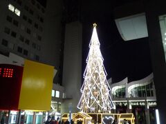 てくてくと地下道を歩いて新梅田シティに到着しました。
クリスマスツリーがあります！