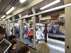 京都3日目
今日は早めに10時前に出発。私の希望で鞍馬寺を目指します。
祇園四条駅から京阪本線で終点の出町柳駅へ。
ここで叡山鉄道に乗り換えます。どこでもPASMOが使えるのは便利です！
運良く展望列車「キララ」に乗れました。(座れませんでしたが&#128166;）