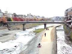 四条大橋から眺めた鴨川。沿道の紅葉にフォーカスを当てたので、他は色が飛んでしまいましたが、、