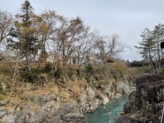 12時過ぎ、厳美渓到着。
川が巨岩を侵食した渓谷美を見ることができ、伊達政宗が松島と並んで賞賛した景色です。