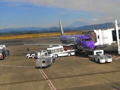 富士山静岡空港へ到着しました。
奥に見えるのが富士山だよねと言いながら降りてました。