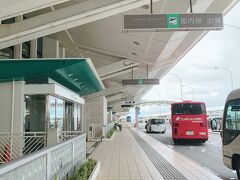 レンタカーの空港送迎バスに乗って那覇空港に到着