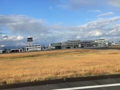 着陸して滑走路脇の草地をふと見ると、9月に北海道で見たサンゴ草のように赤い草が見えました。もしやと思って検索してみると、なんと空港近くに近縁の種類のシチメンソウの群生地があること発見。