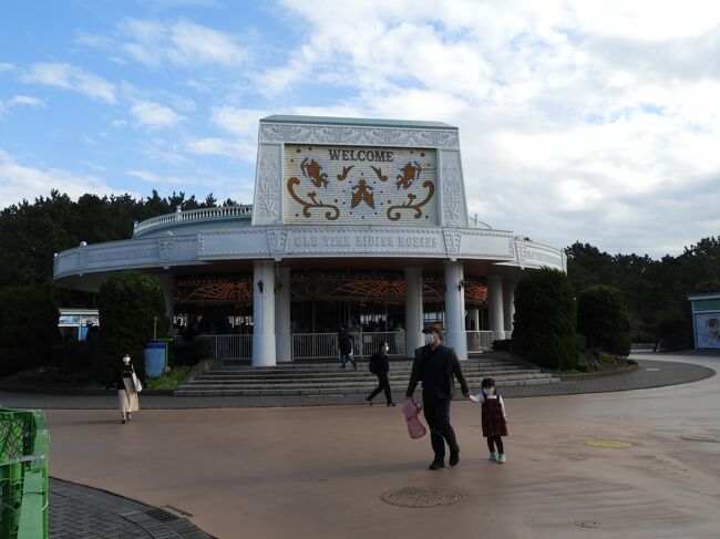 八景島の入口には“メリーゴーラウンド”がありました。<br />　　　　　<br />家族連れの子供さんが木馬に乗って喜んでいました。