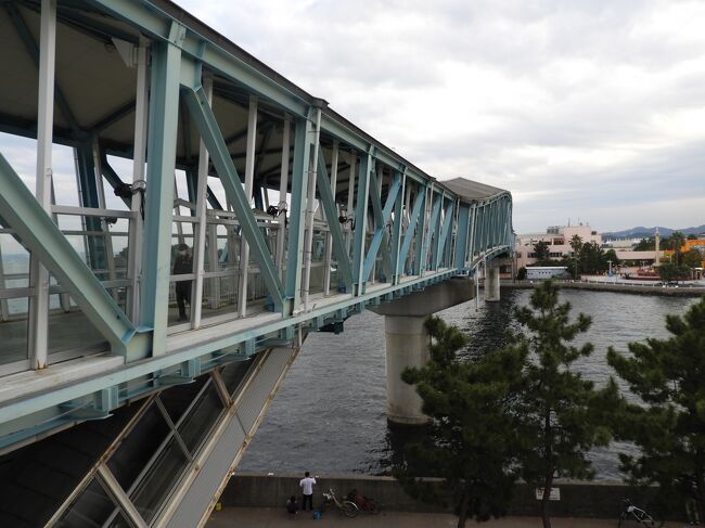 “マリーンゲイト”。<br /><br />八景島と対岸を結ぶ屋根付きの人道橋です 。　　