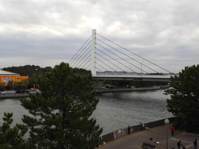 “マリーンゲイト”から見た“柴航路橋”です。<br /><br />東京湾岸道路（国道357号）で八景島と対岸を結ぶ橋梁です。<br />バス専用道で一般車は通行禁止となっています。
