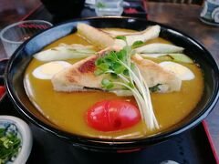 カレーうどんの下にとろろとご飯が入っているのが特徴とのことで、さっそくいただきます。うどんは細麺でカレーが絡んでおいしかったです。
厚揚げにチーズと大葉が入っていて、驚きましたが意外に合うんですね。