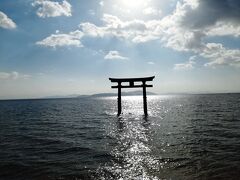 旦那が行ったことがないというので、白鬚神社へ、
湖の鳥居が素敵です。
神社の目の前の道路がかなり交通量があり、道路を渡らぬよう注意書きがあるけど、やはり、近くで見たくて、渡ってしまった。