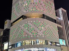 東京・銀座『GINZA PLACE』

『銀座プレイス』の2021年のクリスマスライトアップの写真。

サンセットタイムに訪れた際の写真を混ぜておきます。
真ん中よりも上の（7階）開いている部分のテラスで
銀座4丁目交差点を眺めながらシャンパンをいただきます♪