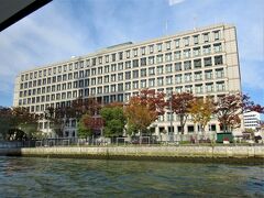 大阪市役所の南まで行き、Ｕターンして来る40分のコースです。
11：40　下船。