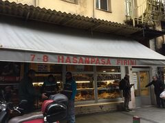 ベシクタシュの店って、入れ替わりが激しかったりしますが、ずっと変わらないのがこの店、イエディセキズ・ハサンパシャ・ベーカリー。いつも地元の人がひっきりなしに訪れてここの焼菓子やパンを買っていきます。