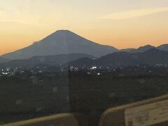 富士山のシルエットがきれいに見えた。いい天気でよかった。