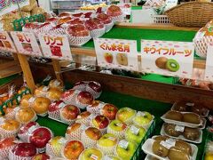 地元で採れた野菜や果物などが色々と並びます。

これから新幹線に乗って帰るのに、母が柿を買っててビックリしました(笑)。　柿は埼玉でも買えるでしょうに…。