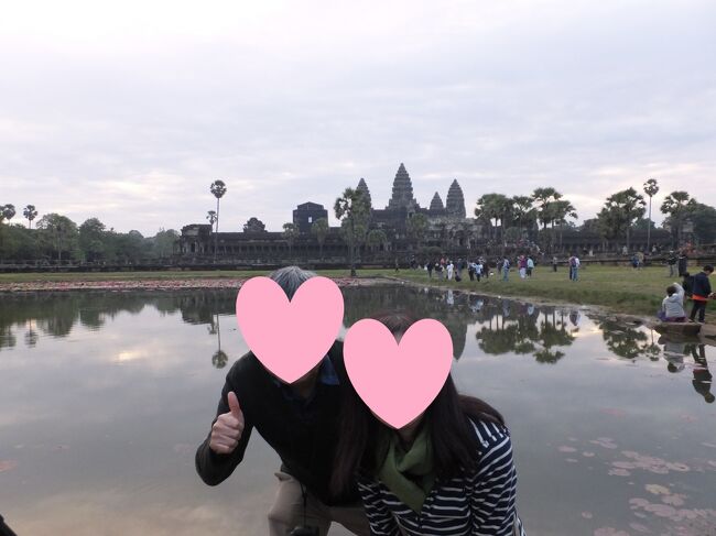 アラ還夫婦もアンコールワットを背景に撮影<br />側に居た外国人に頼む。