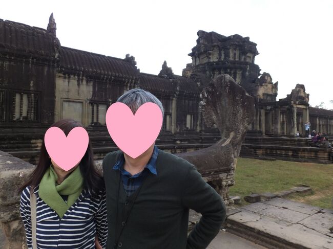 ガイドさんと落ち合ってアンコールワット全体が見渡せる場所に移動。<br />ここからもワットがきれいに見えます。