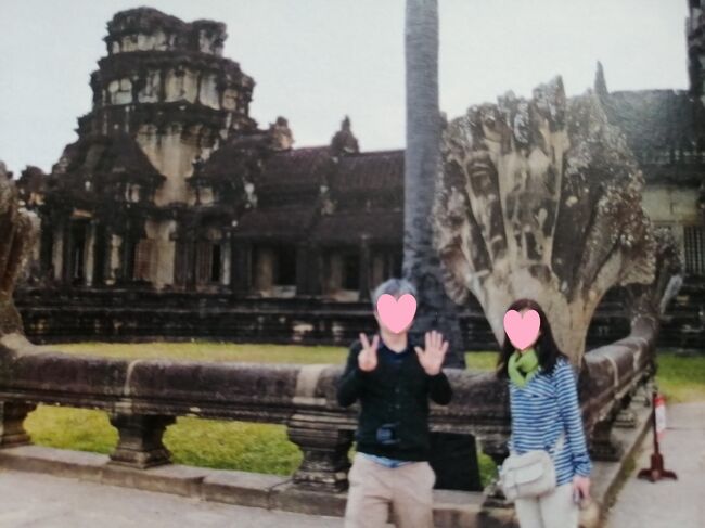 参道のナーガの前で<br /><br />アラ還夫の手は7を表示　Why？<br />頭が７つあるコブラみたいな蛇が彫刻されているからです。